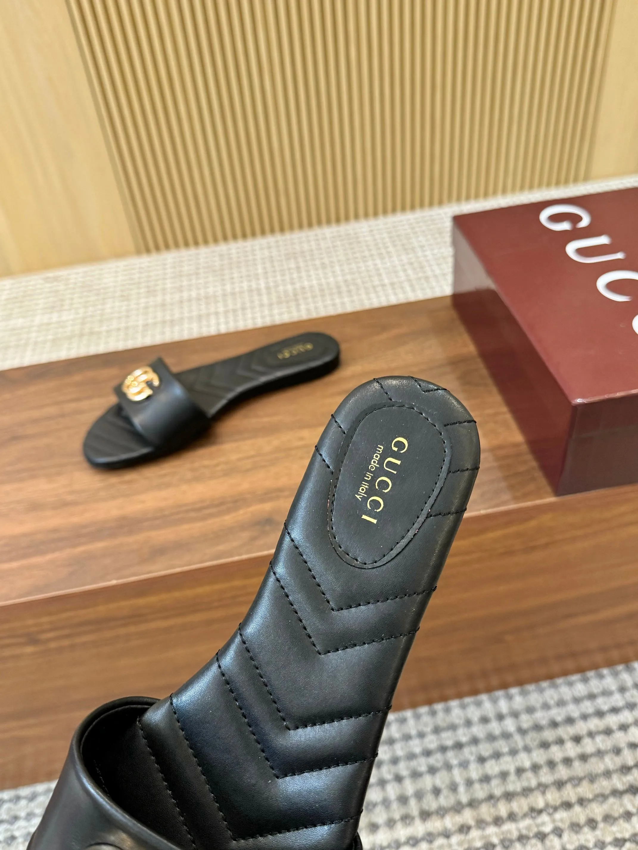 👟👟Ex-factory price 440👟👟 💯💯💯Gucci 2025 spring and summer latest popular slip-on sandals series... [Round toe] Latest double G buckle. Embroidery style Original quality 🍃Original European style, 💥perfect on the feet💃💃When worn with this shoe, it is elegant and crystal clear. No matter the materials of the accessories, they are all customized one by one. You must go to get the original version. The whole series is full of exciting and innovative elements. The texture of different materials, the texture of the materials, and the expression of the materials have a strong artistic atmosphere... ❶ Upper: imported cowhide ❷ Inner lining: customized imported sheepskin ❸ Foot pads: customized imported sheepskin ❹ Outsole: imported Italian genuine leather outsole ❺ Heel height: 1.5CM ❻ Packaging: Original full set of packaging ❼ Code number: 35-43 (41.42.43 customized is not returnable)